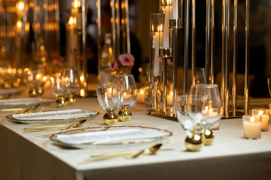 Set van 6 kleine waterglazen op gouden kogelvoetstuk